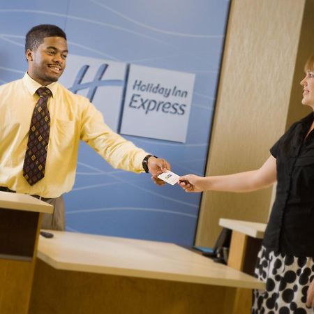 Holiday Inn Express & Suites Alexandria - Fort Belvoir By Ihg מראה חיצוני תמונה